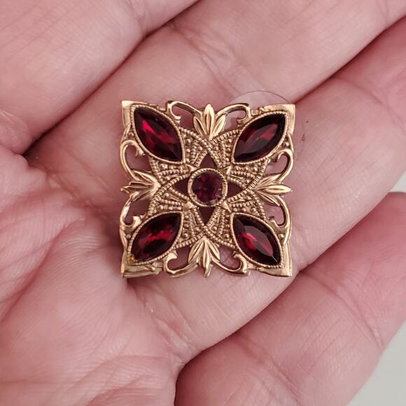 Vintage‎ Earrings Gold Tone Filigree with Cherry Red Stones Pierced - Picture 5 of 6